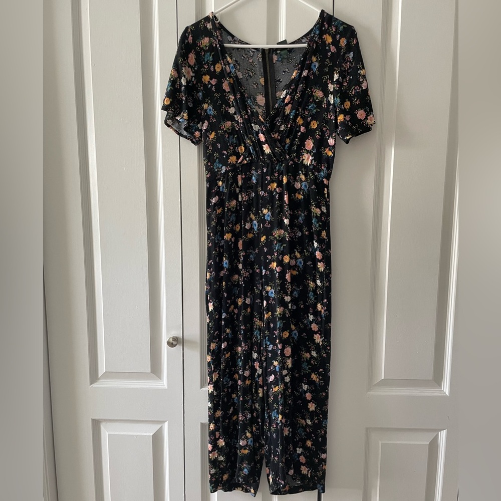 Wild fable floral jumper size small